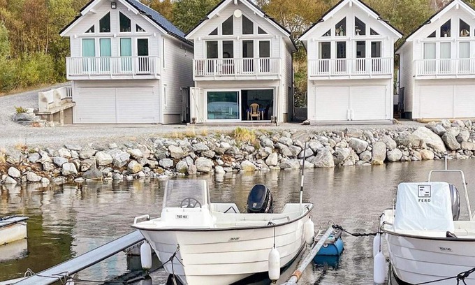 Haram House | 10 person holiday home in Brattvåg