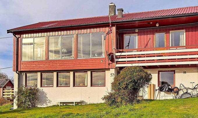 Herøy House | 10 person holiday home in Sandvær