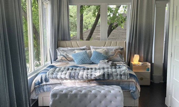Hancock Apartment | 💫 100-in TV|Massage Chair|KING Beds|Walk to UT: ½ mi