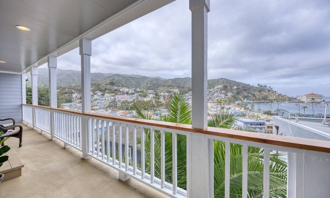 Avalon House | 108MT #3: Stunning 1BDR + Views, BBQ + Harbor Views + Golf Cart