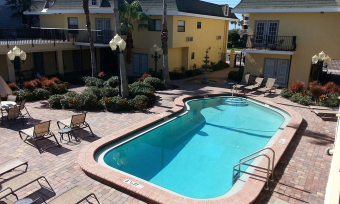 Redington Beach Condo | #109 2min walk to the beach, heated pool WiFi, digital cable TV, kingsize bed.