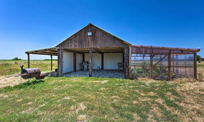 Rosston House | 11-Acre Log Cabin w/Jungle Gym & Sand Volleyball