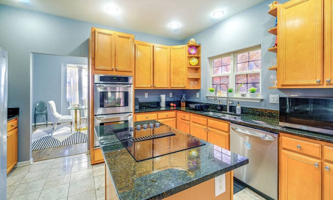 Fort Washington House | 11 Mi to DC: Modern Home w/Deck & Grill!