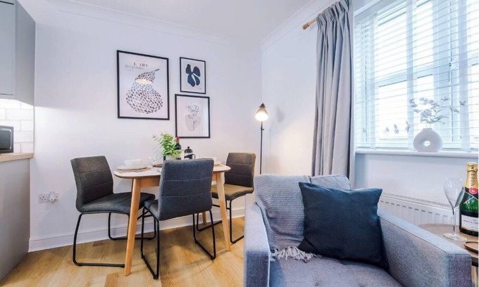 Crewe Apartment | 11 Salisbury Close