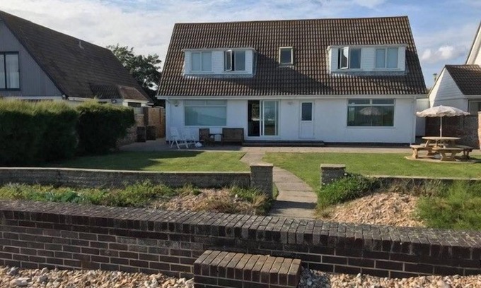 Aldwick House | 11 Shorecroft - a family house that sleeps 8 guests in 3 bedrooms