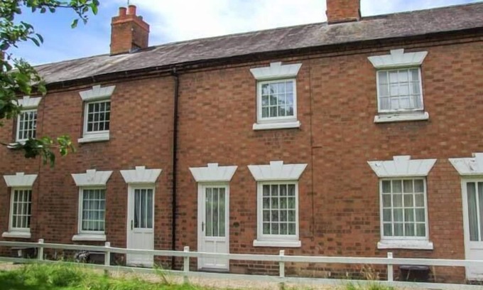 Stratford-upon-Avon Cottage | 11 VICTORIA COTTAGES, with a garden in Stratford-Upon-Avon