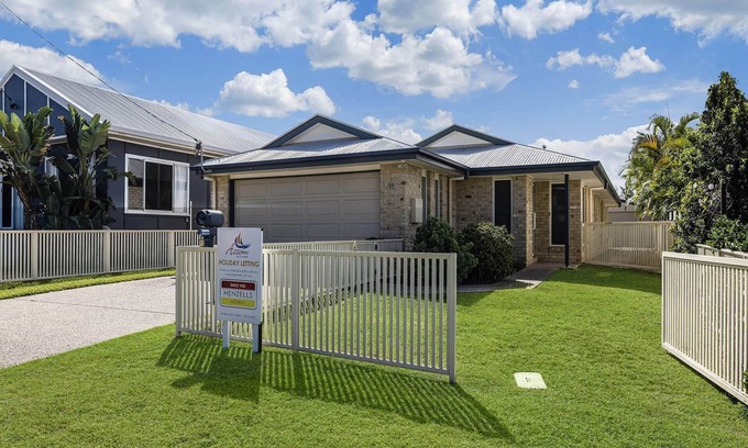 Golden Beach House | 11 Wills Avenue Golden Beach QLD