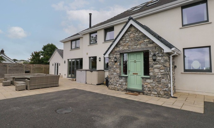 Oldwalls House | 12 MALTHALL, pet friendly, with open fire in Llanrhidian