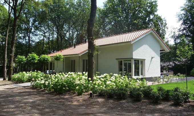 Uden House | 12 person detached country house with trampoline & Private outdoor hot tub