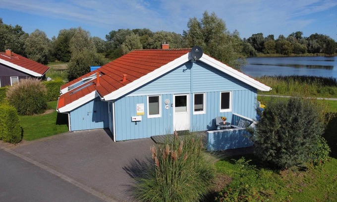 Norderteil House | 12 person family holiday home with sauna, whirlpool, two showers and toilets, wood-burning stove and canoe in 1st row to the lake with wonderful lake view in Otterndorf