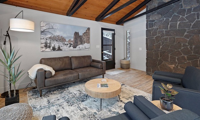 Sunriver House | 12 Quartz Mtn - Updated and Classy! Pickleball, SHARC, Fireplace, Backs to Sunriver Forest