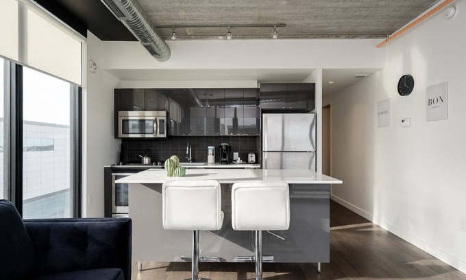 Downtown Winnipeg Condo | (1208)Downtown Glasshouse Beautiful 2BR 2BATH +Fast WiFi (311)