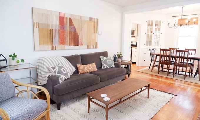 Earlewood House | 1215 Beaufort · Cozy Blue Door Farmhouse close to USC & Ft.Jacksn