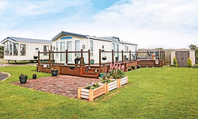 Maryport House | 12ft-wide quality caravan with one double and two twin.