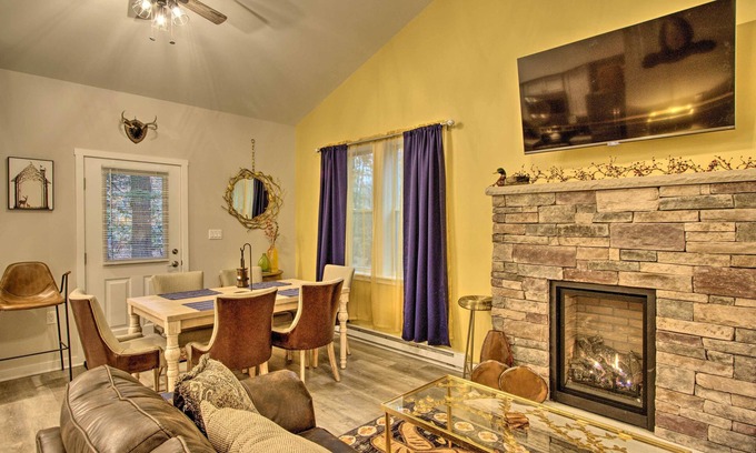 Saylorsburg Cottage | 13 Mi to Camelback Ski! Creekside 'Lincoln Lodge'
