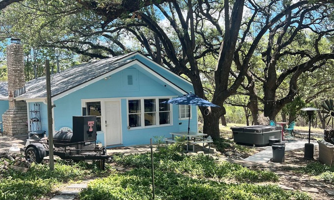 Boerne Cabin | 130 Acres with cabin in the woods- 7 miles from downtown Boerne