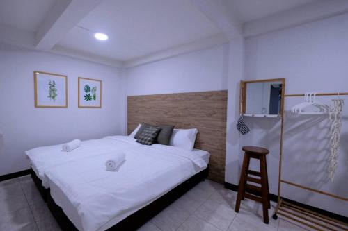 Samsen Nok House | 138 White Villa