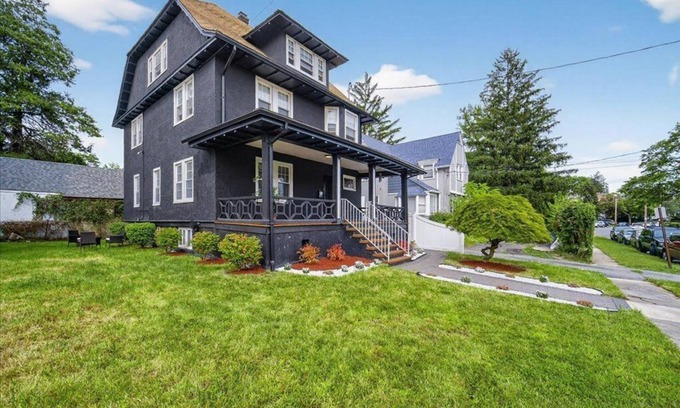 New Rochelle House | 14 Guest Family Getaway- 40 min from NYC