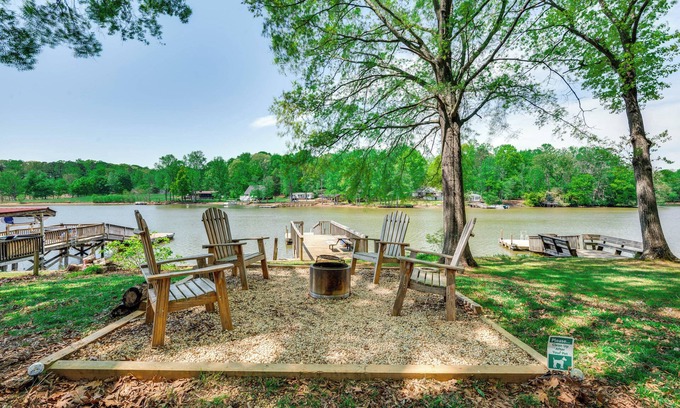 Southmont House | 14 Mi to Childress Vineyards: Scenic Fall Retreat