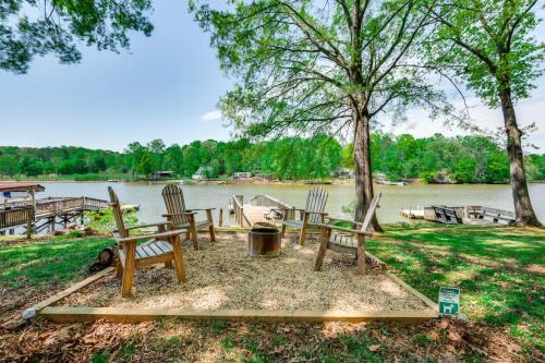 Southmont House | 14 Mi to Childress Vineyards Scenic Fall Retreat