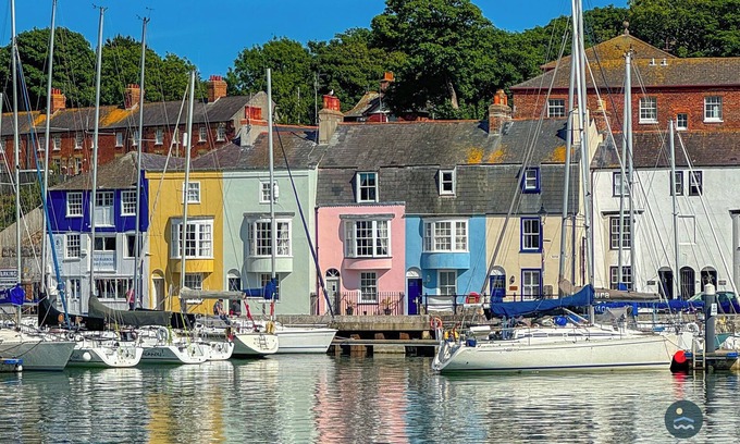 Weymouth House | 14 Nothe Parade - Waterfront Holiday Cottage