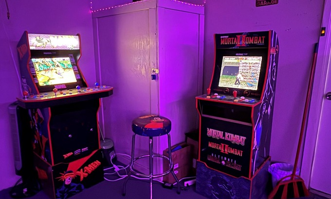 Crowley House | 15 miles to Dickies 10 beds Arcades Slip N Slide, WiFi, Big back yard!