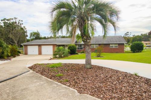Crystal River House | 15 Minutes to the Gulf of Mexico! Beautiful home on Lake Rousseau