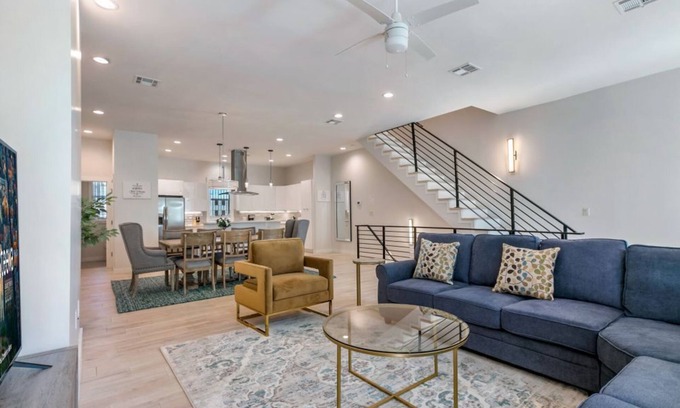 Mid-City House | 15% OFF Monthly | 10% OFF Weekly-Modern Townhouse with Balconies