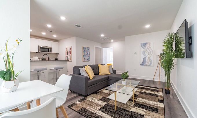 Old East Dallas Apartment | *15% OFF* Plush & Touchless Dallas Getaway