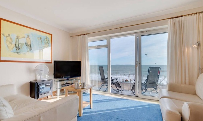 Wiseman's Bridge Apartment | 15 Strandways in Saundersfoot