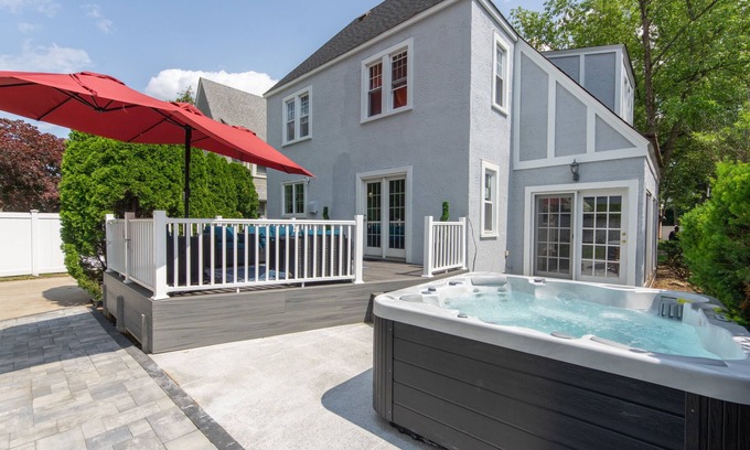Baldwin House | 17 Mins from UBS Arena/Hot tub/Game Room/King Bedn