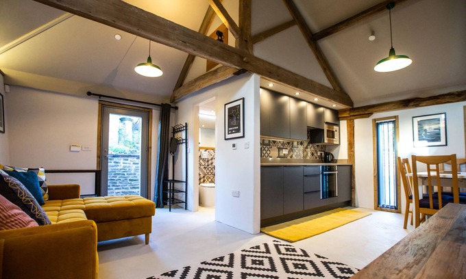 Abergavenny House | 17th Century Cartshed Nestled In Welsh Countryside