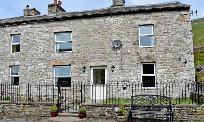 Hawes Cottage | 17th century farmhouse with open fires.