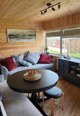 Bucks Cross Apartment | 18 Bucklands - Cosy 5-Star Chalet - Starlink Wi-Fi - Coastal Woodland