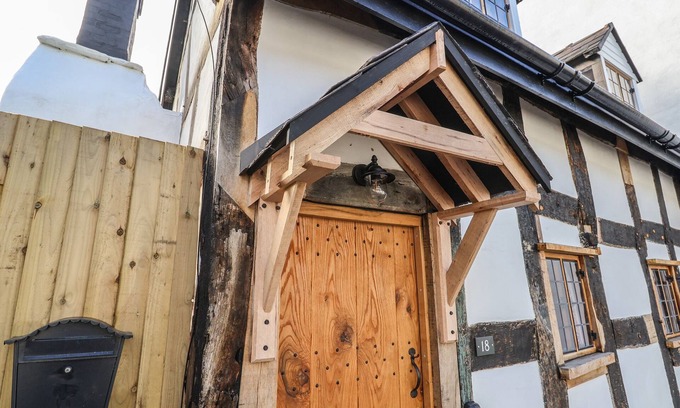 Llangollen Cottage | 18 CHURCH STREET, pet friendly, with open fire in Llangollen