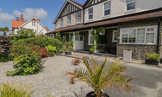 Llandudno Cottage | 18 TYN CELYN, family friendly, country holiday cottage in Llandudno