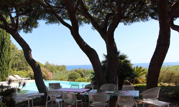 Plage de la Garonnette Villa | 180 ° sea view, heated pool, beach, shops and walking port