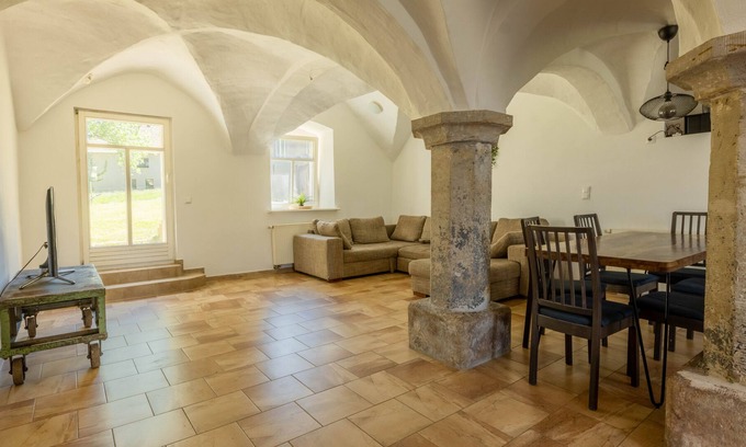 Mugeln Condo | 1806 4 bedroom vaulted studio between L and DD