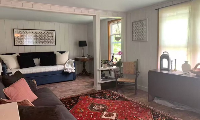 Coxsackie Cabin | 1900’s farmhouse, hot tub & fireplace