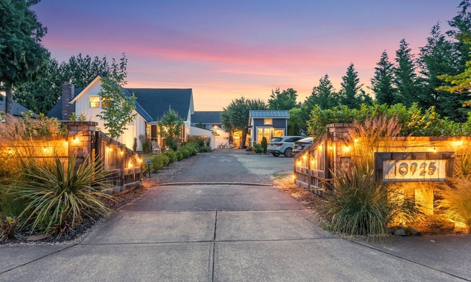Wilsonville House | 1910 Restored Farmhouse+Studio+Fire Pit+Bocce Ball - Local Wineries & Family Fun