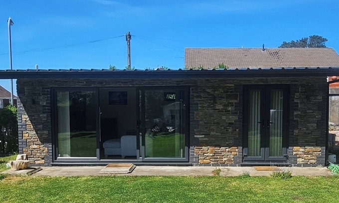 Neath Apartment | 1bed Cottage, Sleeps 2 - Mountain Views, Parking