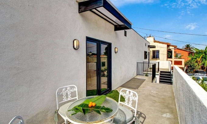 Downtown Los Angeles Apartment | 1BR 1Ba OASIS - DTLA/USC, Garage, Yard, Balcony