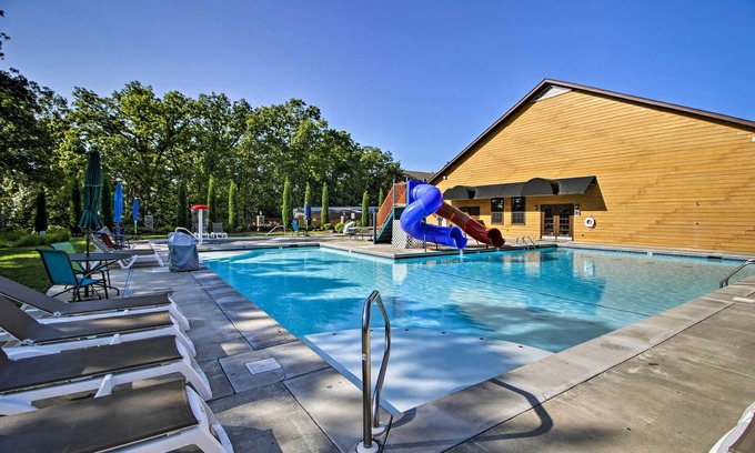 Branson Condo | 1BR Condo w/Pool near Silver Dollar City