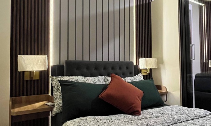 Paranaque Condo | 1BR Cozy Resort Condo Like 15 mins away to NAIA w Free Parking, WiFi, Balcony,