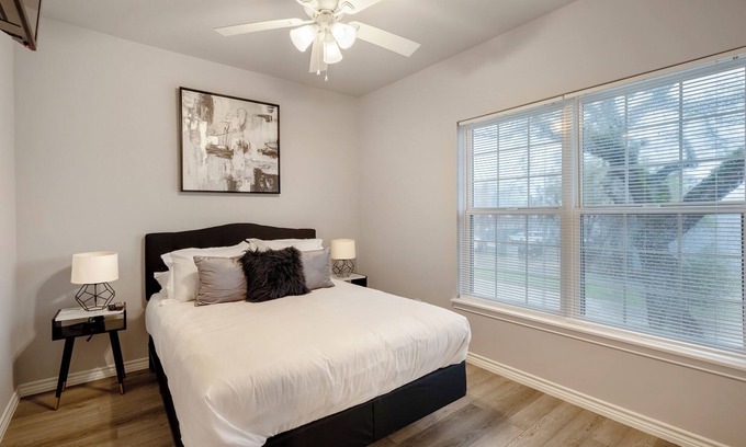 MacGregor Apartment | 1BR The Raven Flats C! Hermann Park! Zoo! Museums! Medical Center!