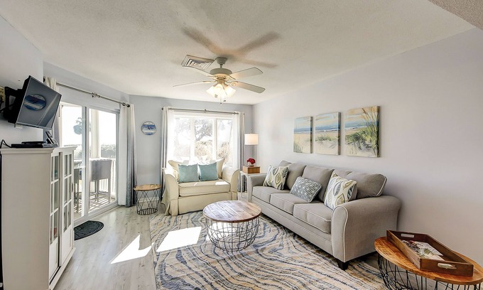 Isle of Palms Condo | 1st-floor condo with beach access, patio, & outdoor pool - snowbirds welcome