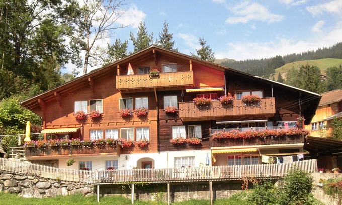 Goldern Ski Chalet | 2 1/2 room apartment on the top floor with balcony