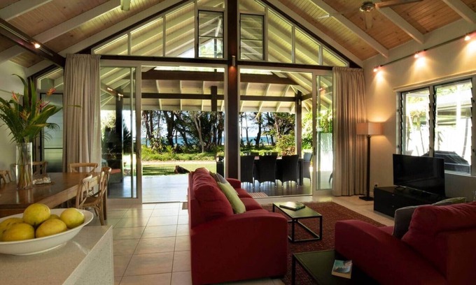 Mission Beach House | 2/24 Donkin - Luxury - Absolute Beachfront