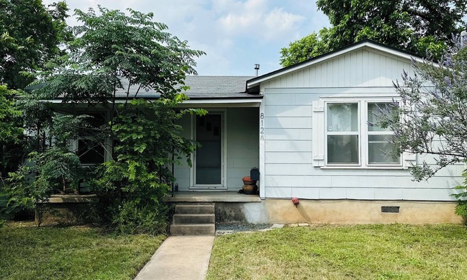 North Loop House | 2-3 BR house with big fenced yard & private carport