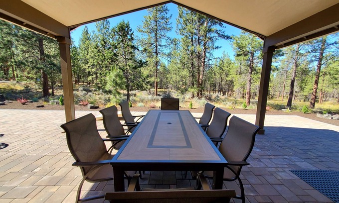 Deschutes River Woods House | 2.5 acres New single level home 7 bedroom 5 full bath 3,462 sqft forest views